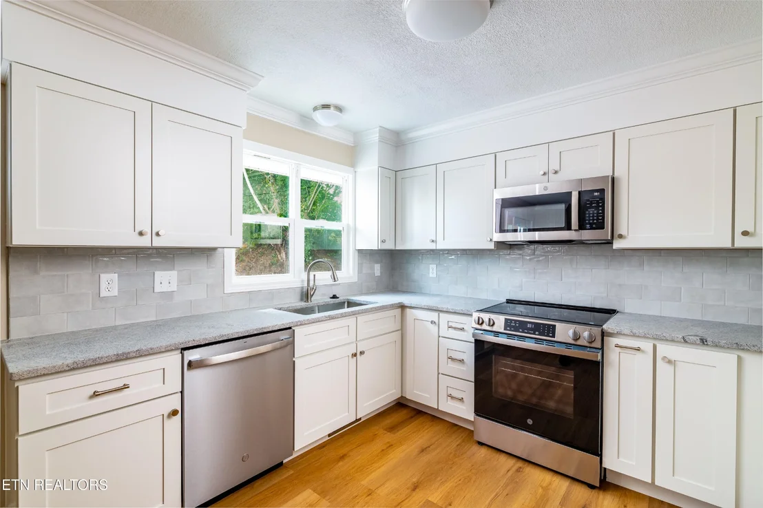 Photo of 700 Lakeview Drive