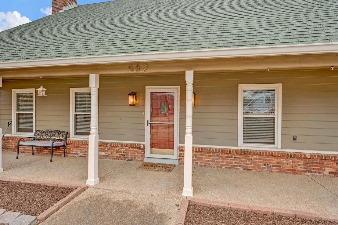 Photo of 582 BRINSLEY DR