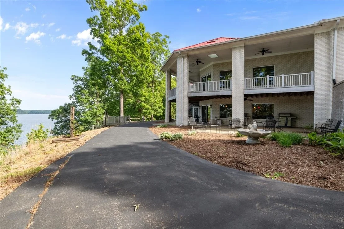 Photo of 867 River Oaks Dr