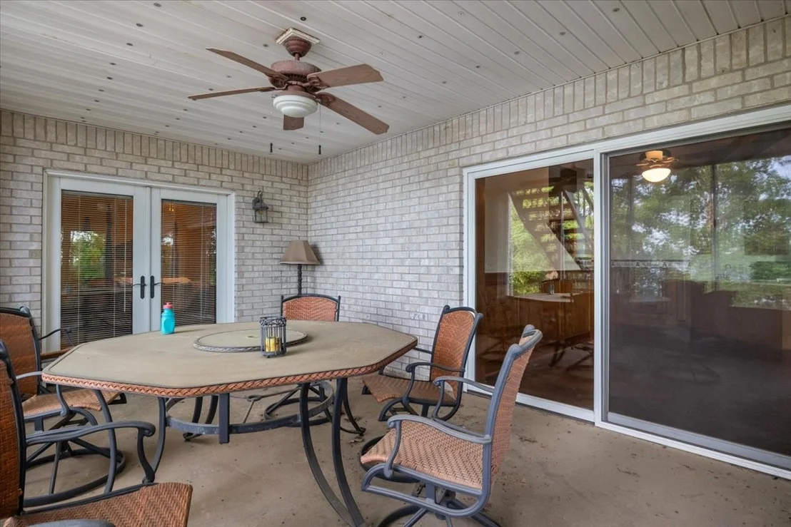 Photo of 867 River Oaks Dr