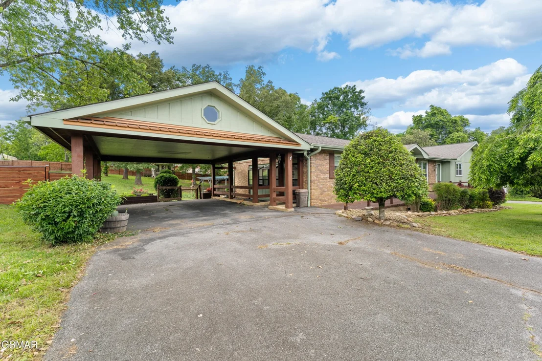 Photo of 310 Hollywood Circle