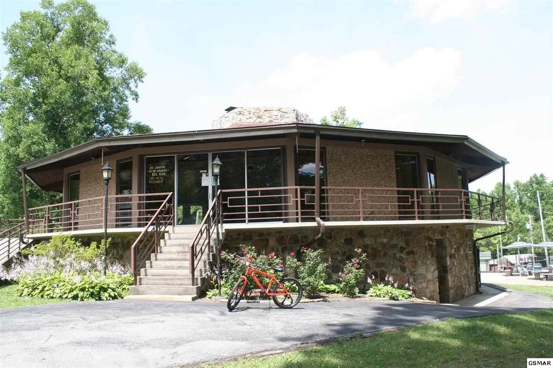 Photo of 5355 Parkway East