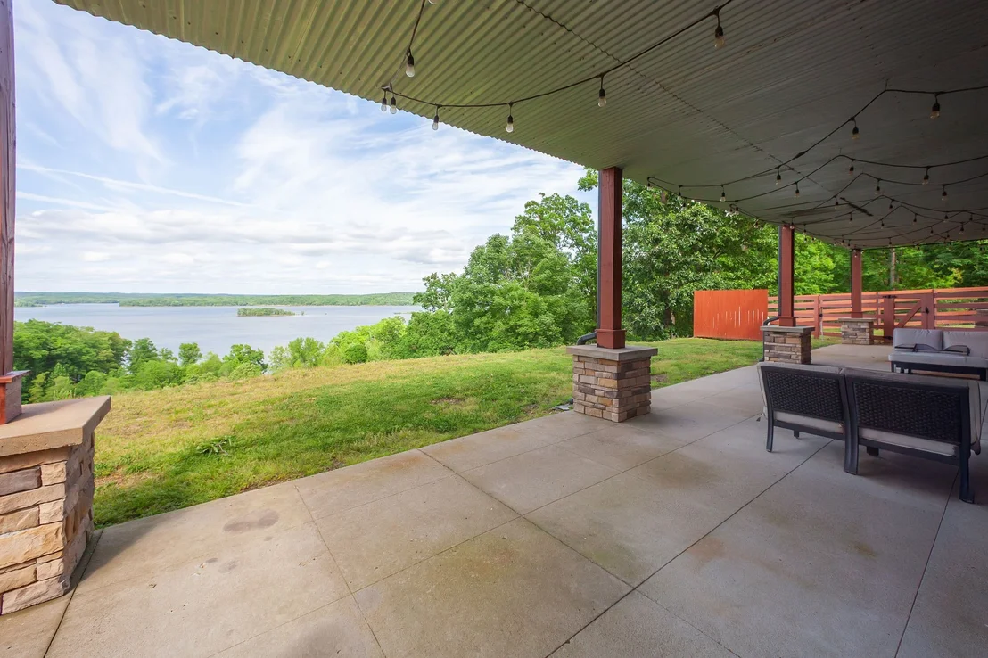 Photo of 685 River Oaks Dr
