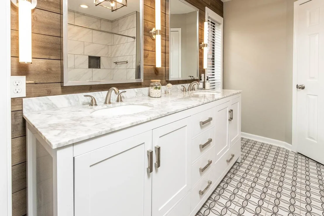 Photo of 300 OAKLEIGH DR