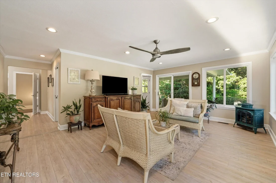 Photo of 619 Emerald Ave