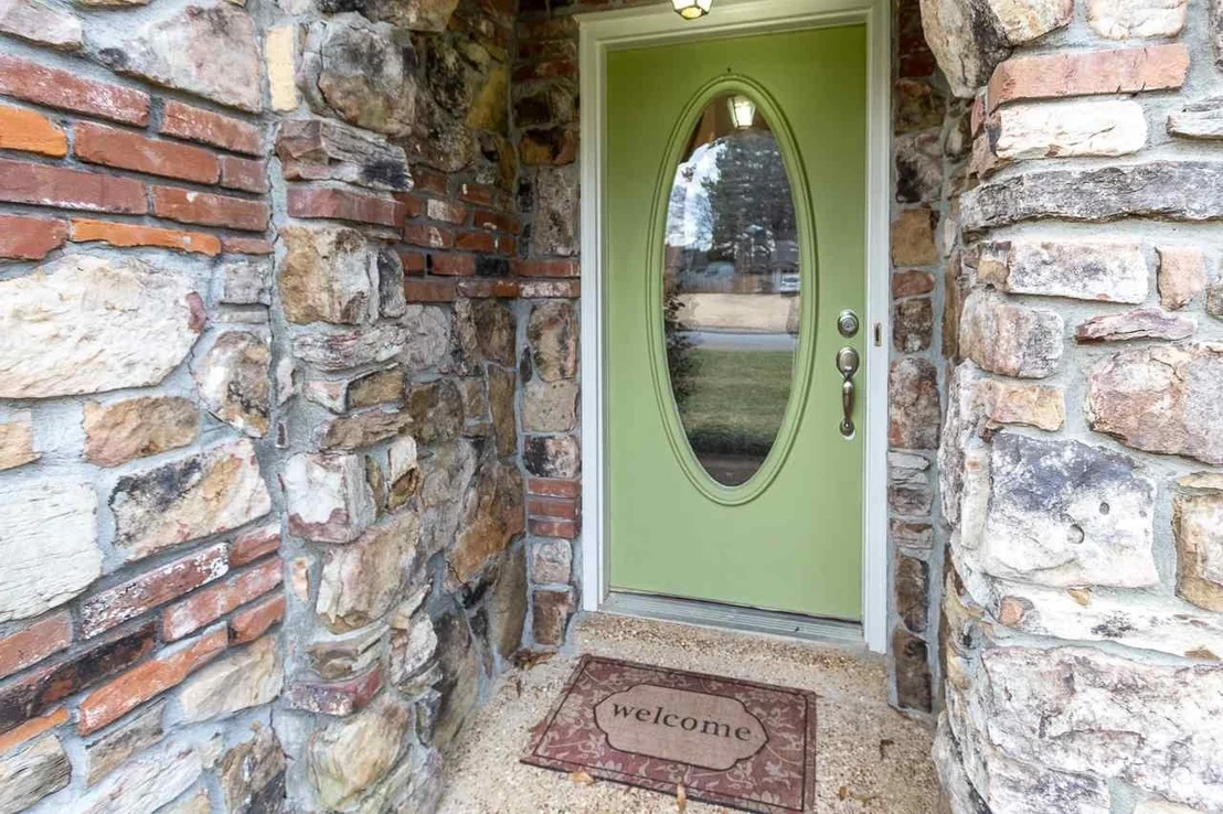 Photo of 300 OAKLEIGH DR