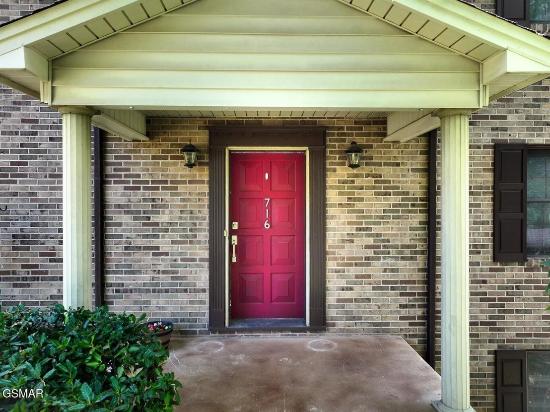 Photo of 716 White Oak Circle