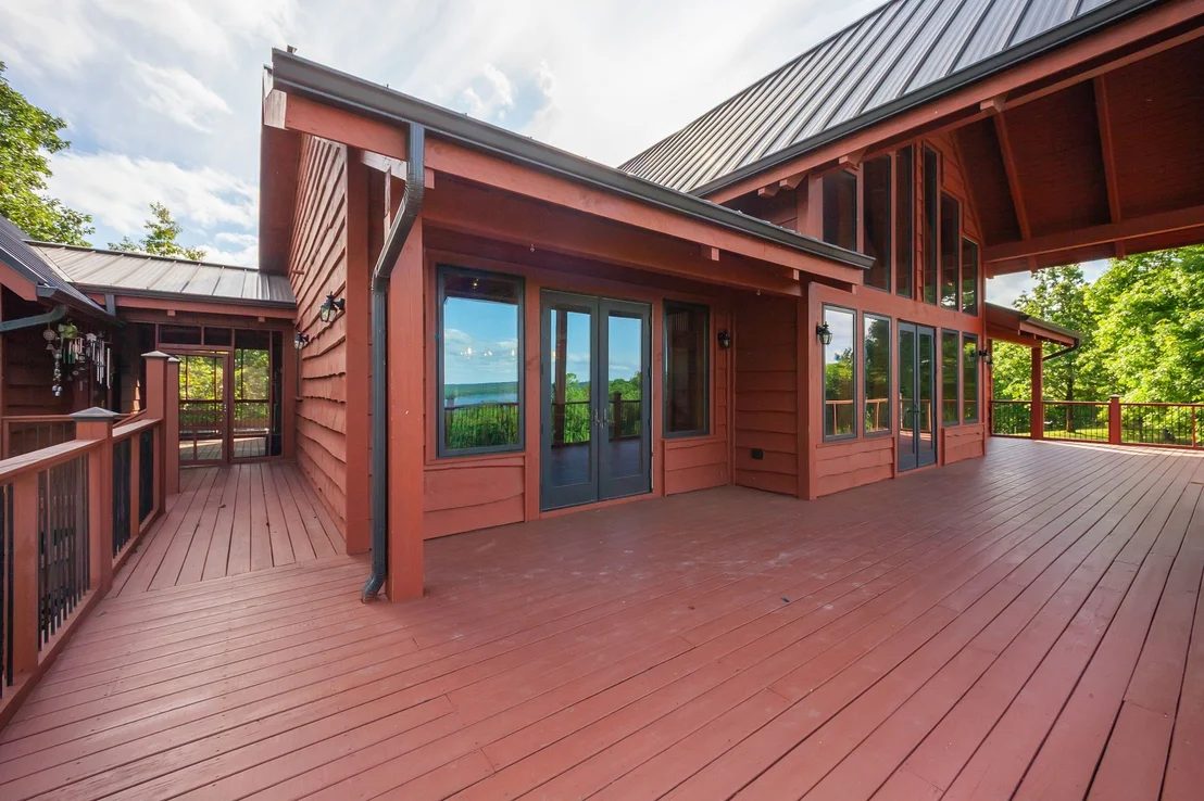 Photo of 685 River Oaks Dr