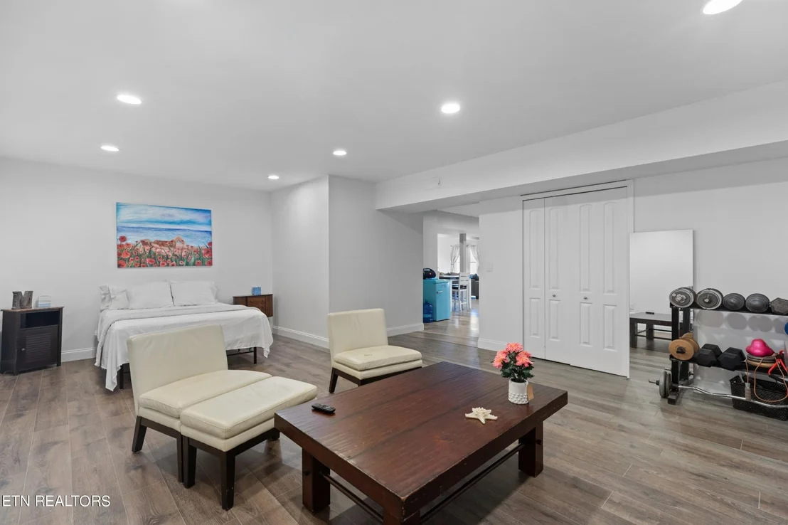 Photo of 386 White Oak Circle