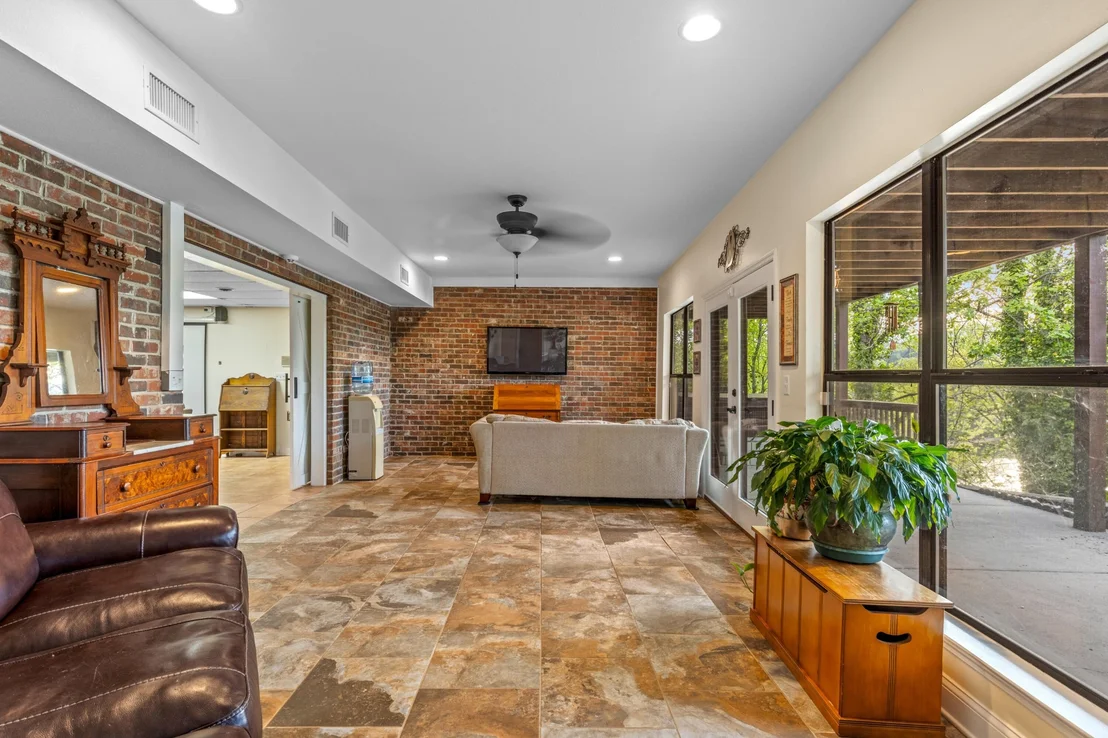 Photo of 979 Clift Cave Road