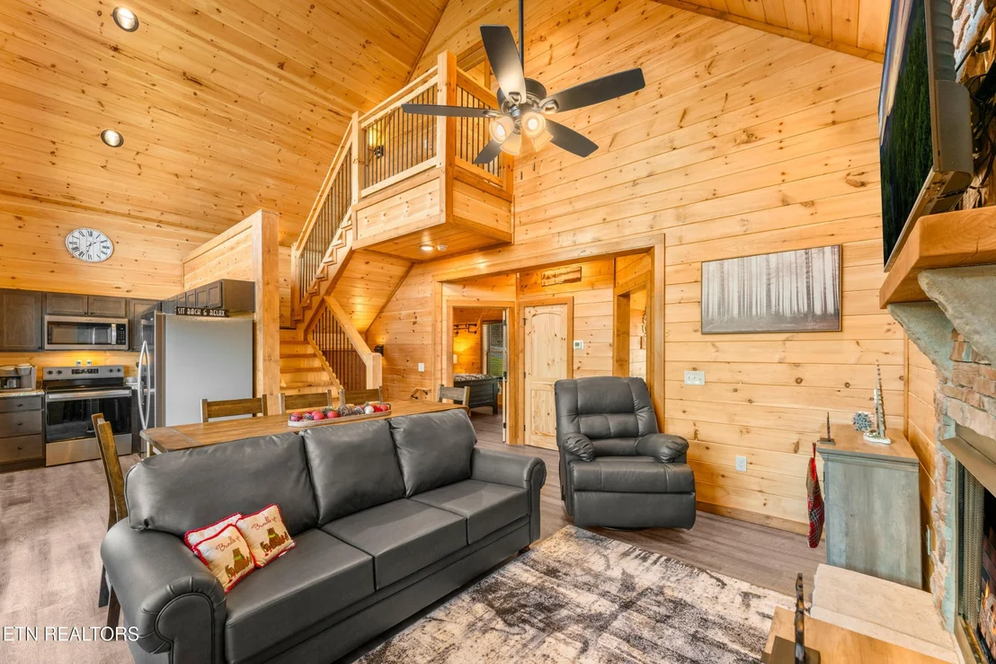 Photo of 804 Peak Loop Way