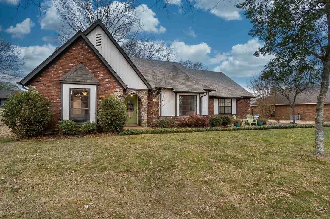 Photo of 300 OAKLEIGH DR