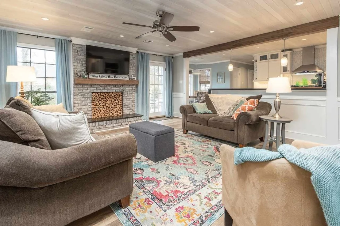 Photo of 300 OAKLEIGH DR