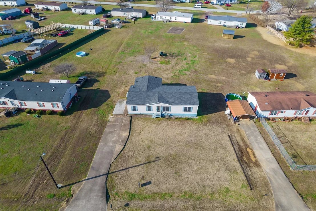 Photo of 182 Lakeshore Dr