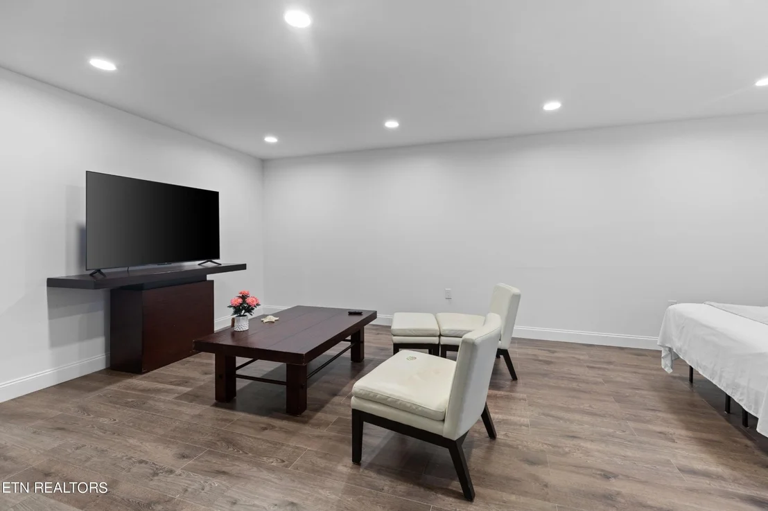 Photo of 386 White Oak Circle