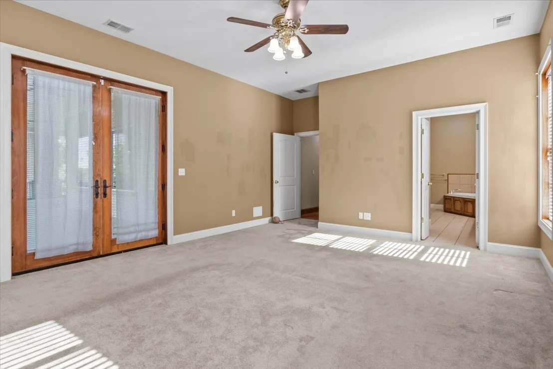Photo of 867 River Oaks Dr