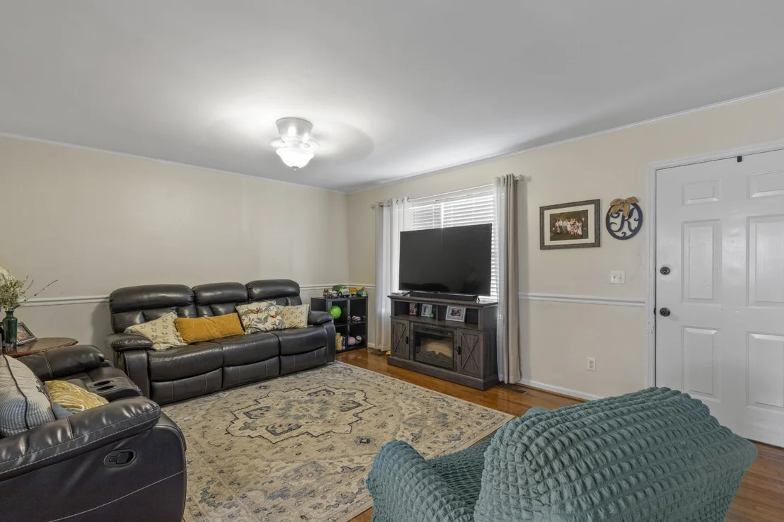 Photo of 2077 Saunders Road