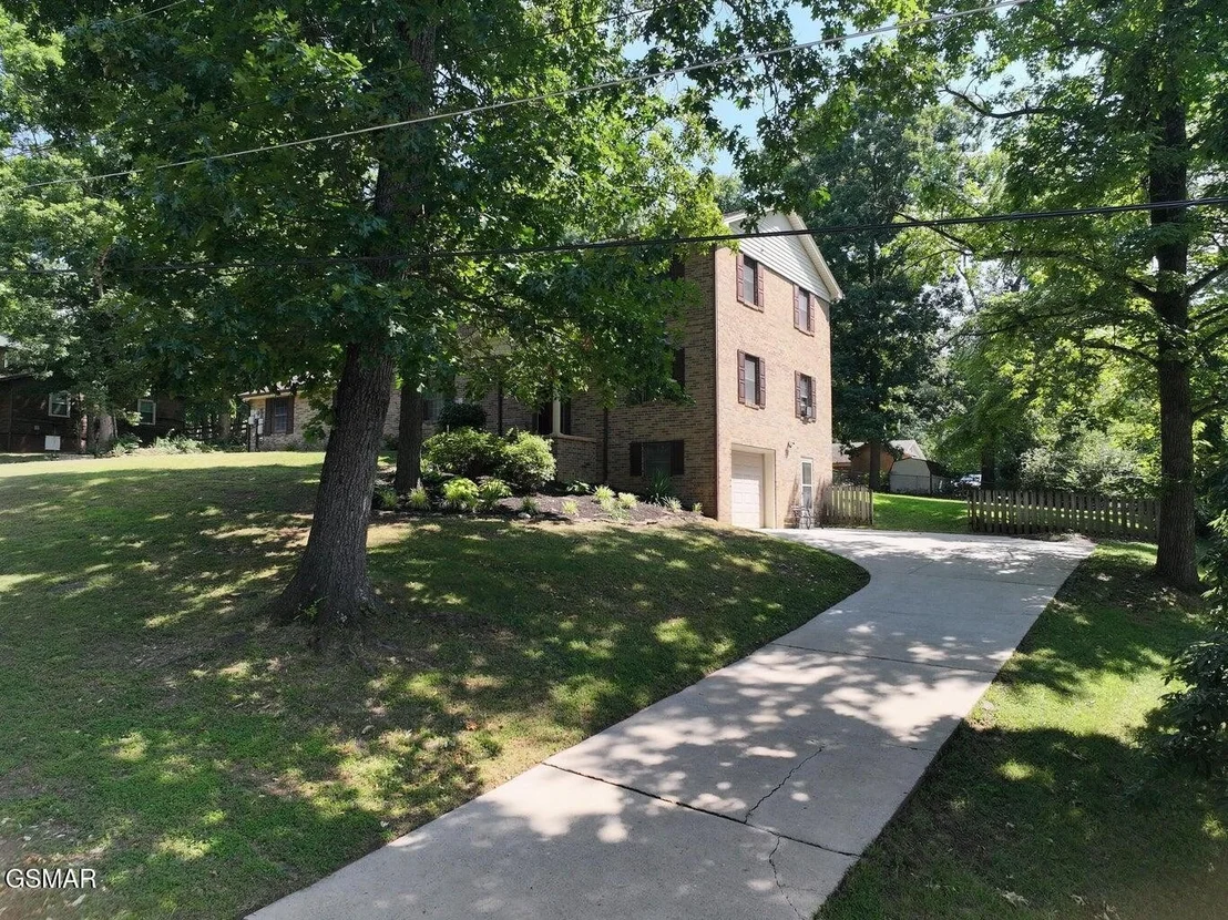 Photo of 716 White Oak Circle