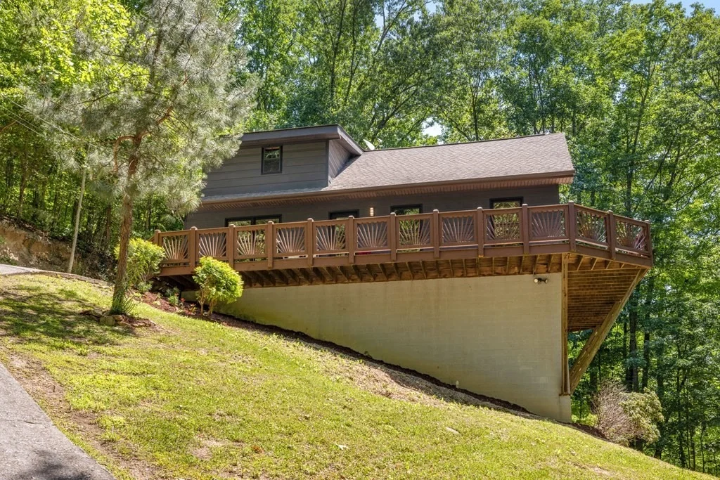 Photo of 2837 Mountain Boulevard