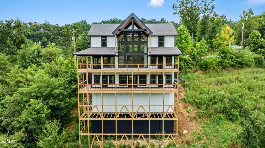 Photo of 745 Pinecrest Drive