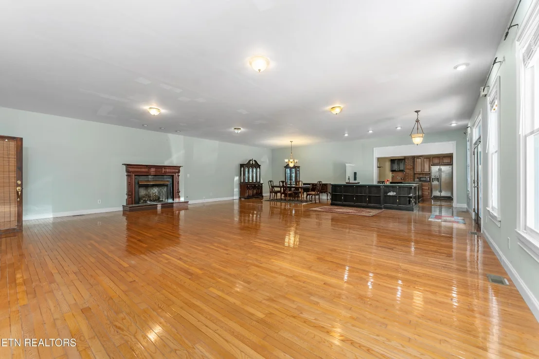 Photo of 702 Meadowview Drive