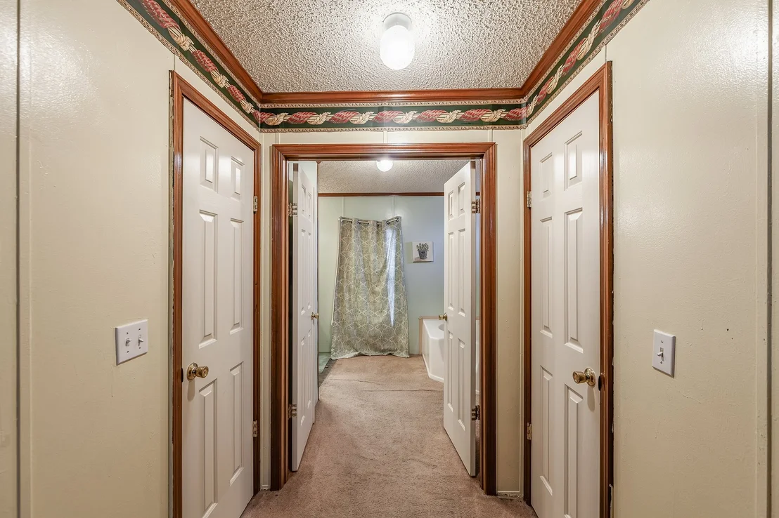 Photo of 182 Lakeshore Dr