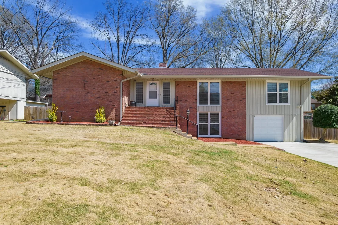 Photo of 596 Russell Rd