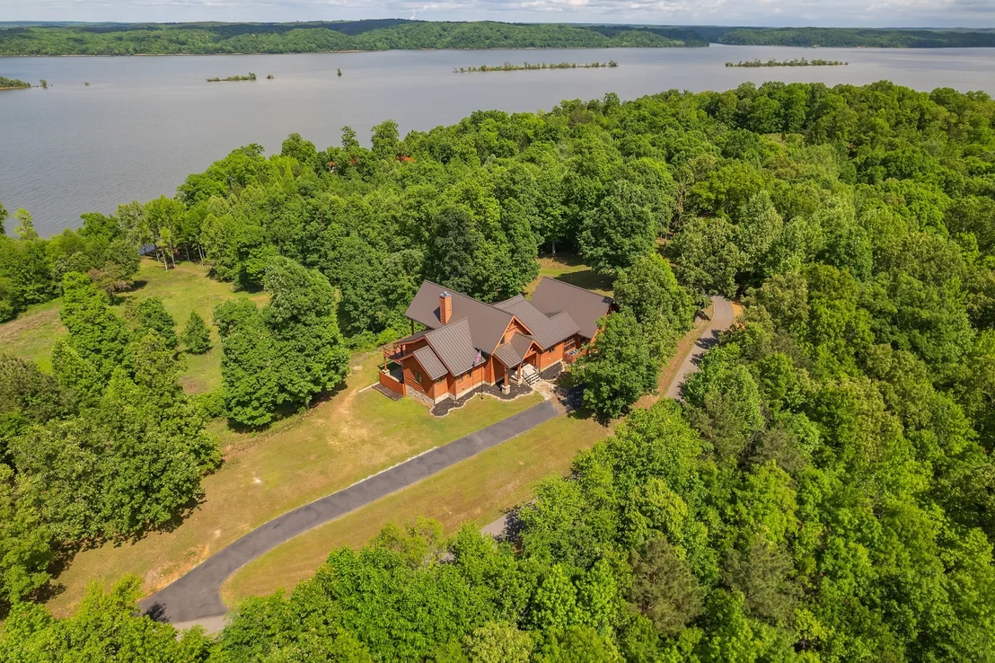 Photo of 685 River Oaks Dr