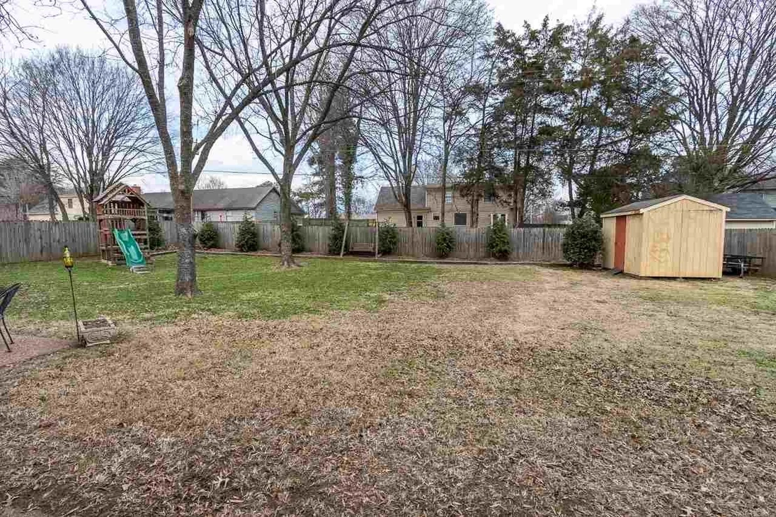 Photo of 300 OAKLEIGH DR