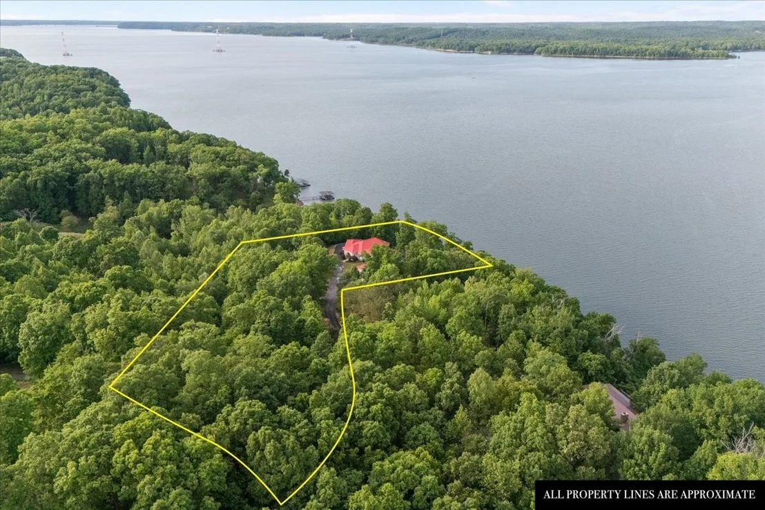 Photo of 867 River Oaks Dr