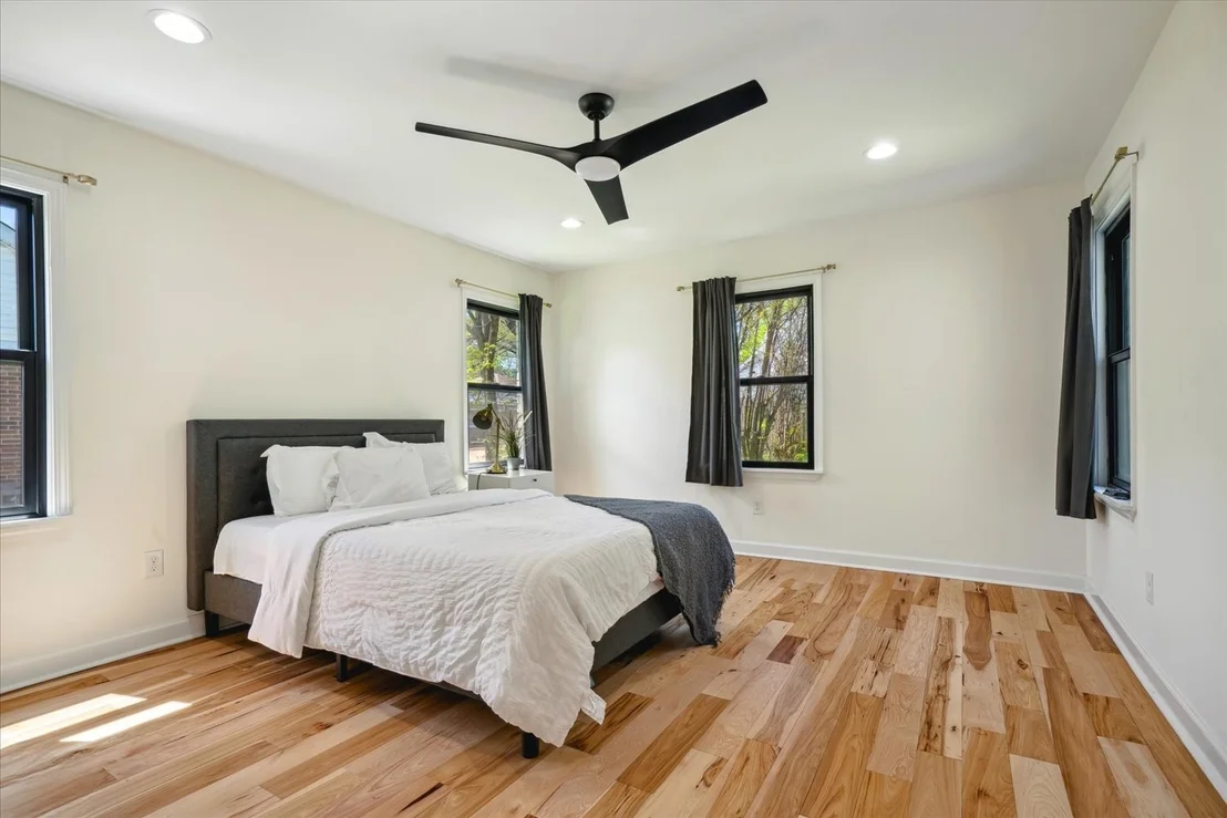 Photo of 615 E Parkway S