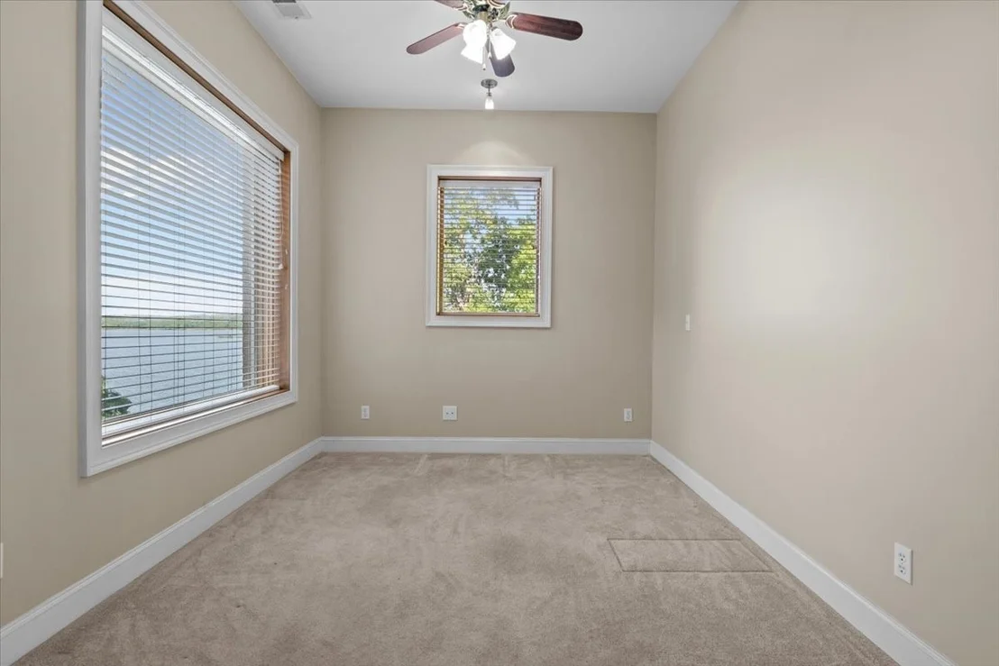 Photo of 867 River Oaks Dr