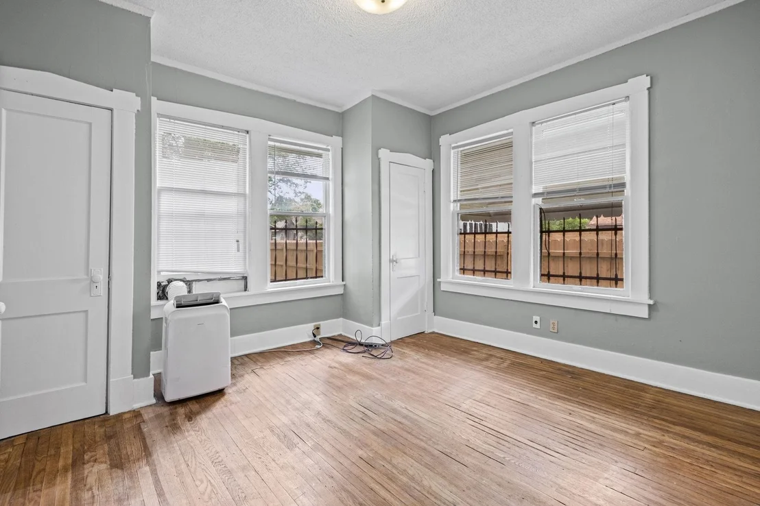 Photo of 985 FORREST AVE