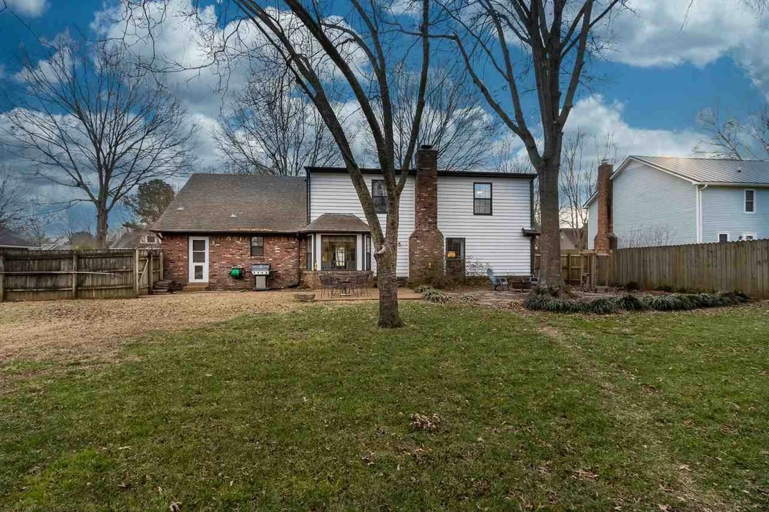 Photo of 300 OAKLEIGH DR