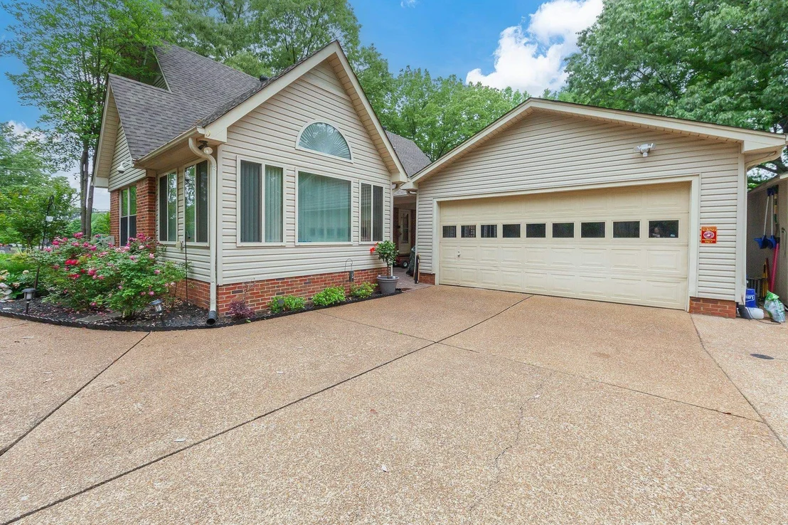 Photo of 160 PLANTATION RD