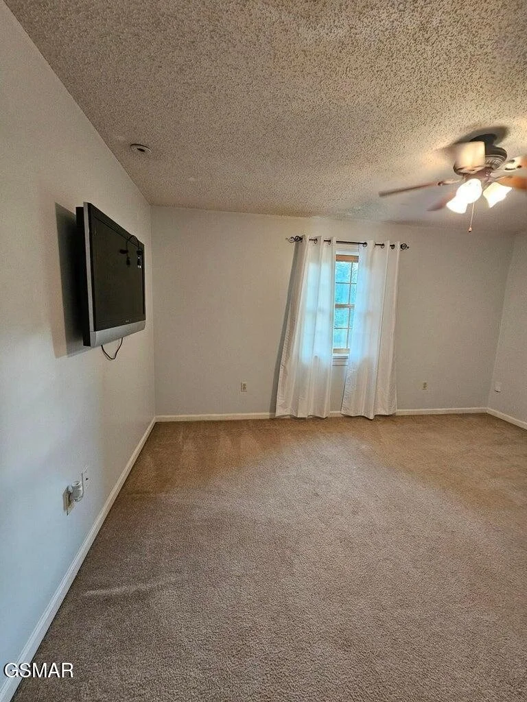 Photo of 716 White Oak Circle