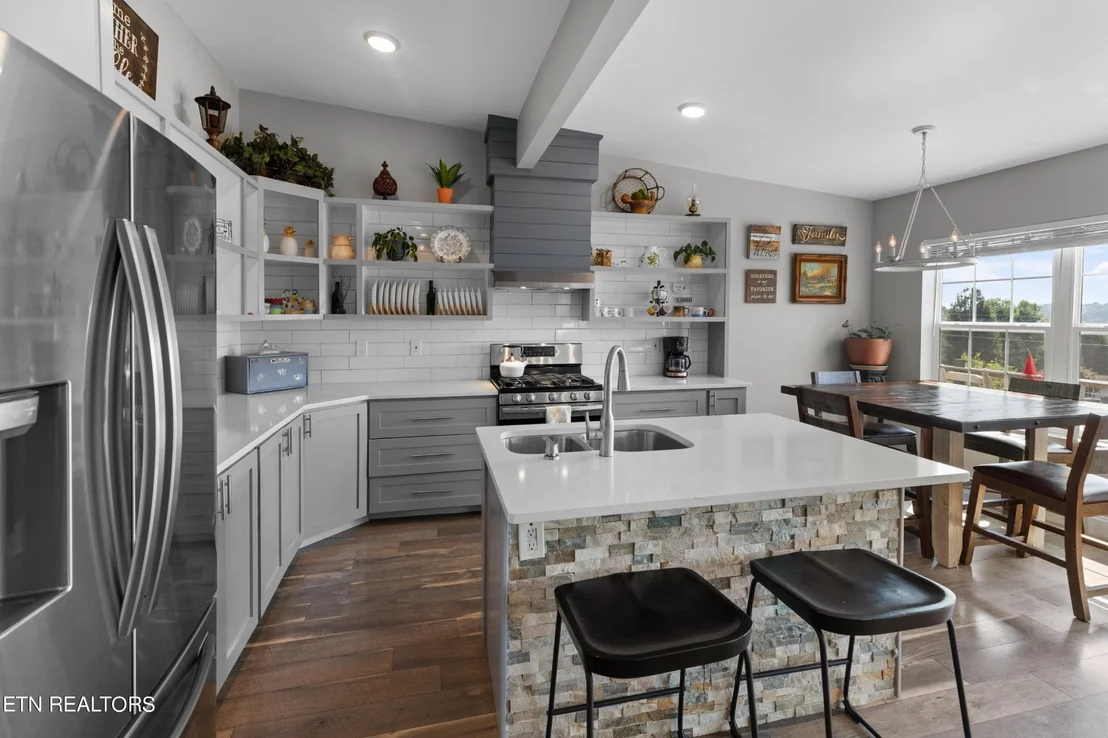 Photo of 386 White Oak Circle
