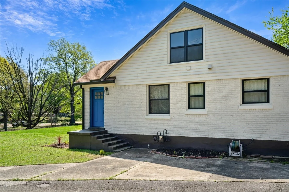 Photo of 615 E Parkway S