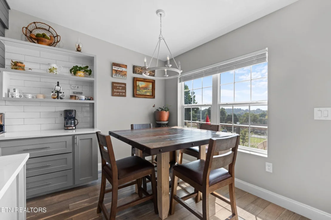 Photo of 386 White Oak Circle