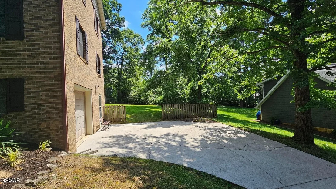 Photo of 716 White Oak Circle