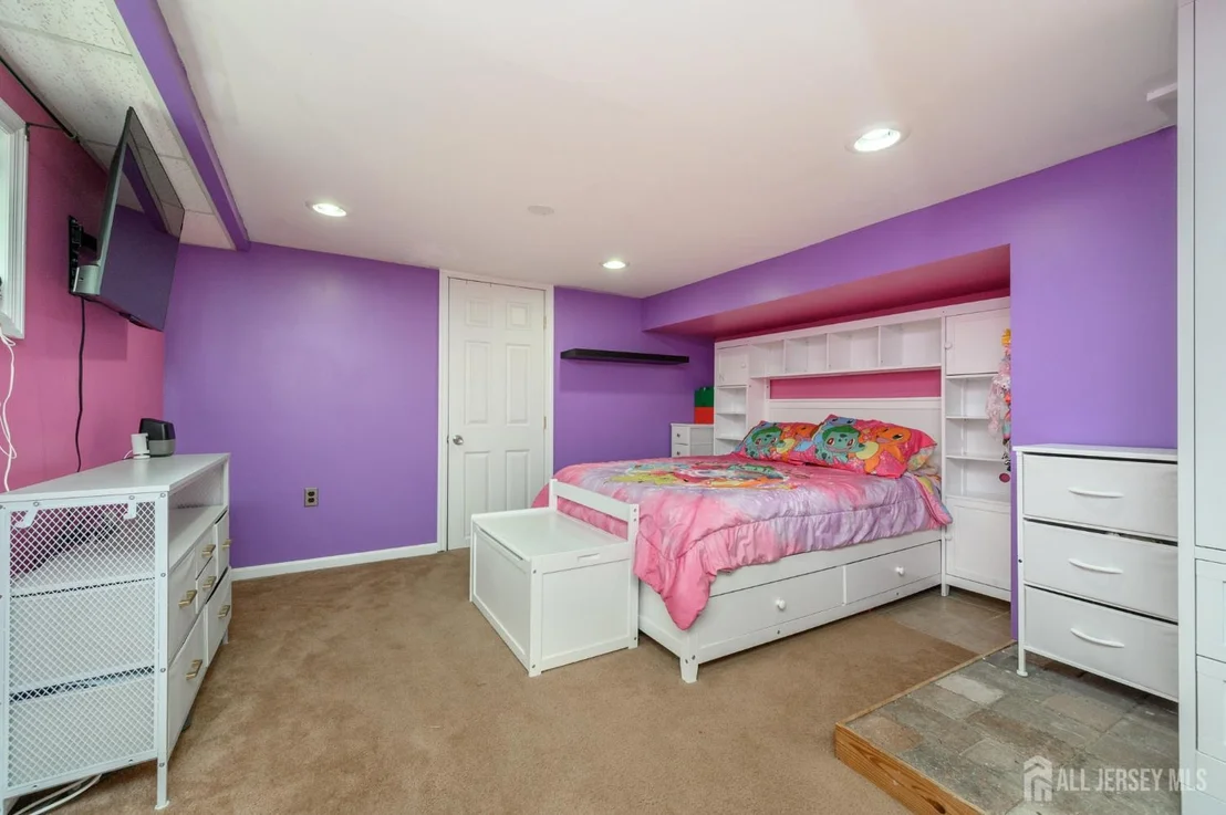 Photo of 32 Loring Avenue