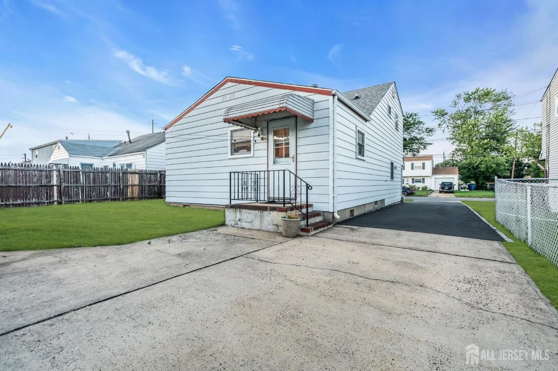 Photo of 140 Camelot Drive