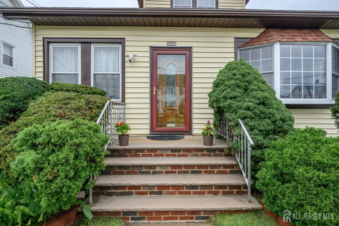 Photo of 938 Ray Avenue