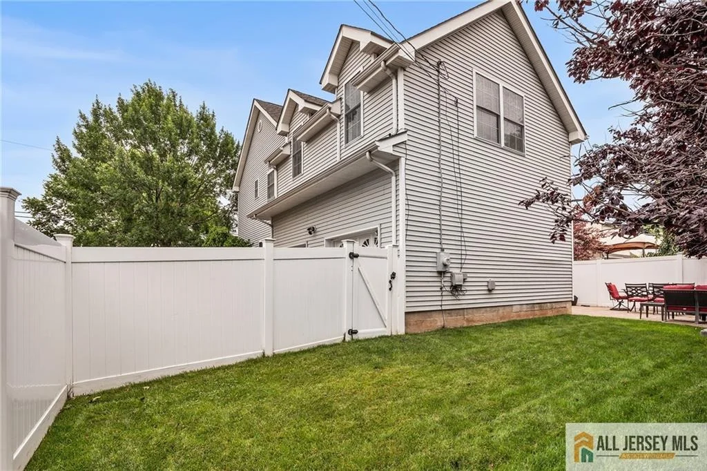 Photo of 32 E Summit Avenue