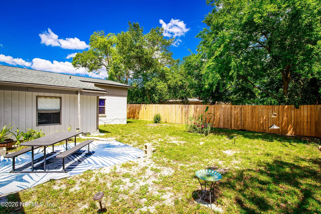 Photo of 5242 HELM Avenue
