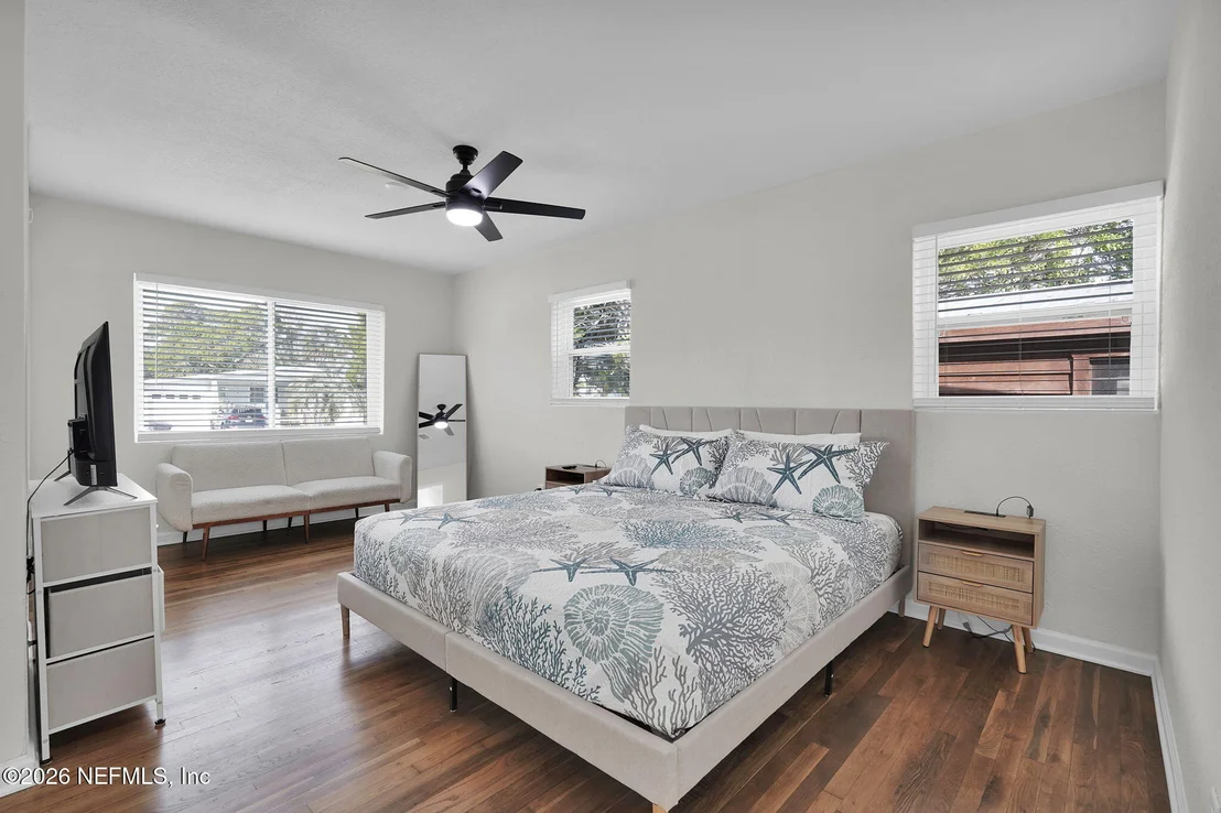 Photo of 101 CARVER Street W