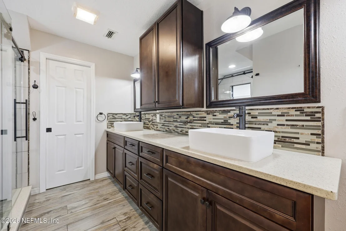 Photo of 905 MIDDLERIDGE Court