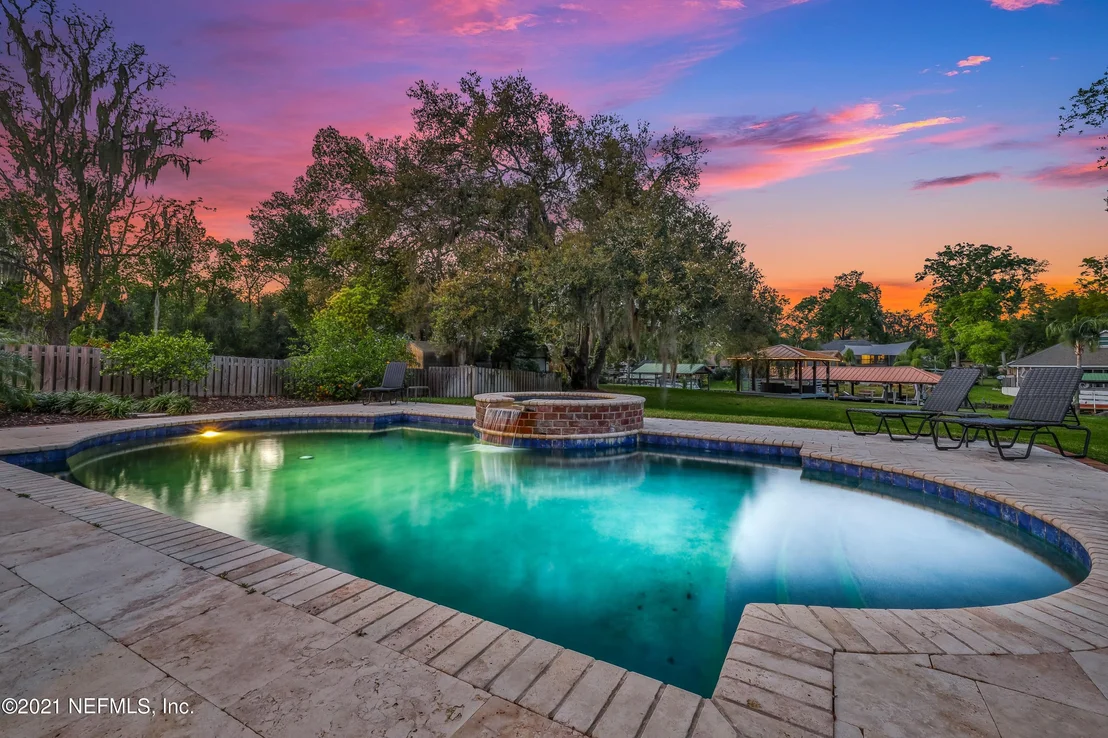 Photo of 405 OAK Drive S