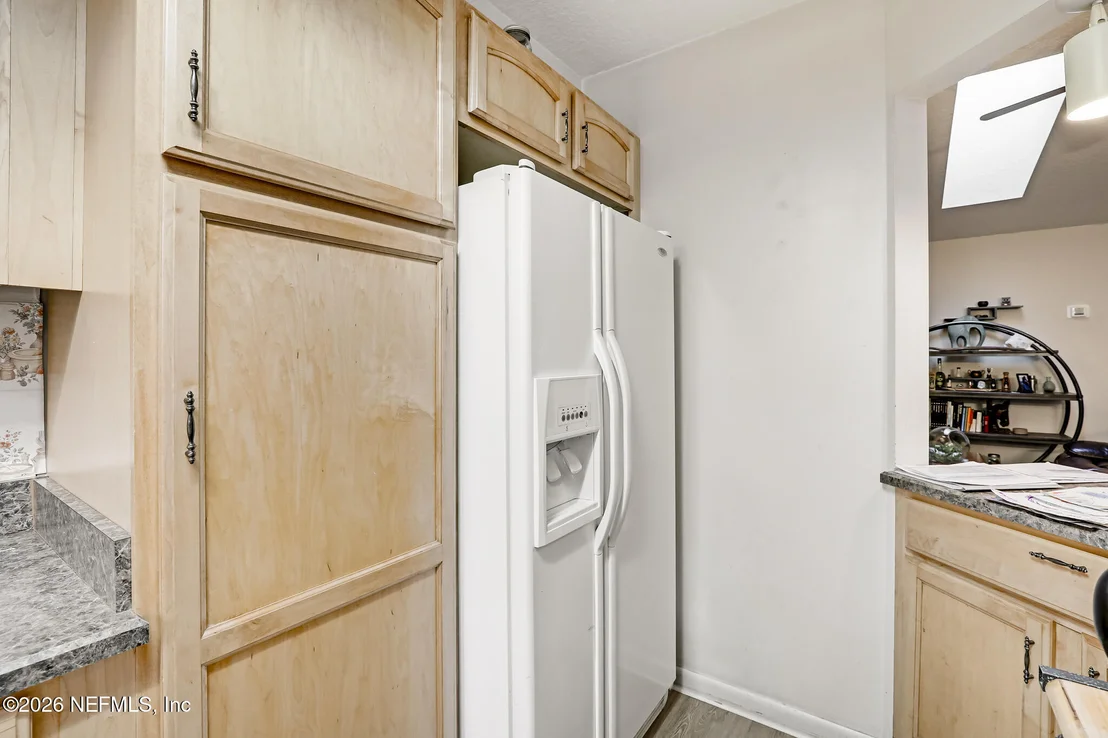 Photo of 531 LORING Avenue
