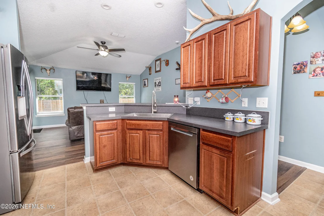 Photo of 431 THOMAS Court